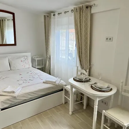 Modern Minimalist With Essential Comfort דירה פונשל