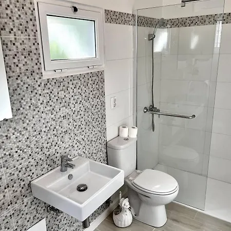 דירה Modern Minimalist With Essential Comfort