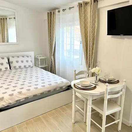 Modern Minimalist With Essential Comfort Φουνκάλ