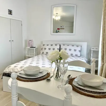 Modern Minimalist With Essential Comfort Apartamento