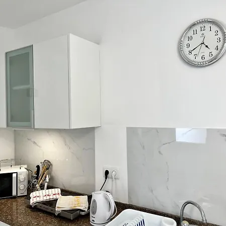Modern Minimalist With Essential Comfort Lejlighed *