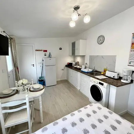 Apartamento Modern Minimalist With Essential Comfort *