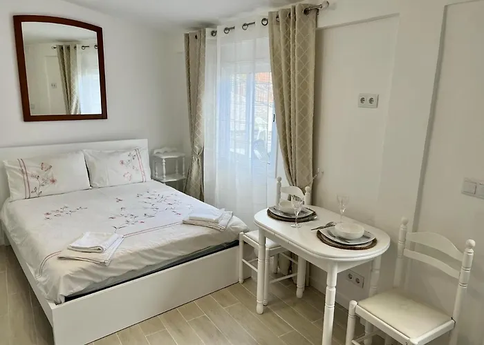 Modern Minimalist With Essential Comfort Appartement Funchal (Madeira)
