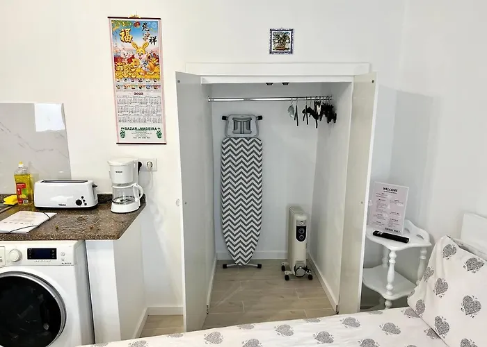 Modern Minimalist With Essential Comfort Appartement Funchal (Madeira)