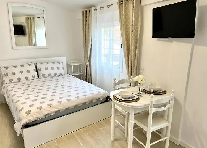 Modern Minimalist With Essential Comfort Funchal (Madeira)